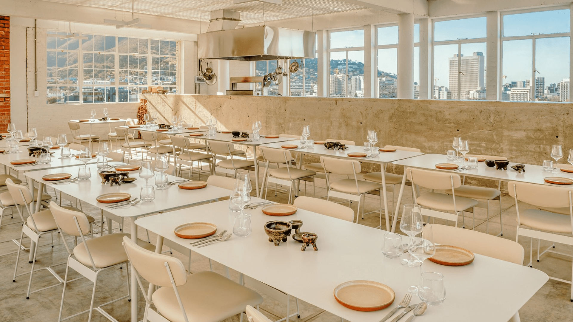 Must-have reservations November. atrás seating area.