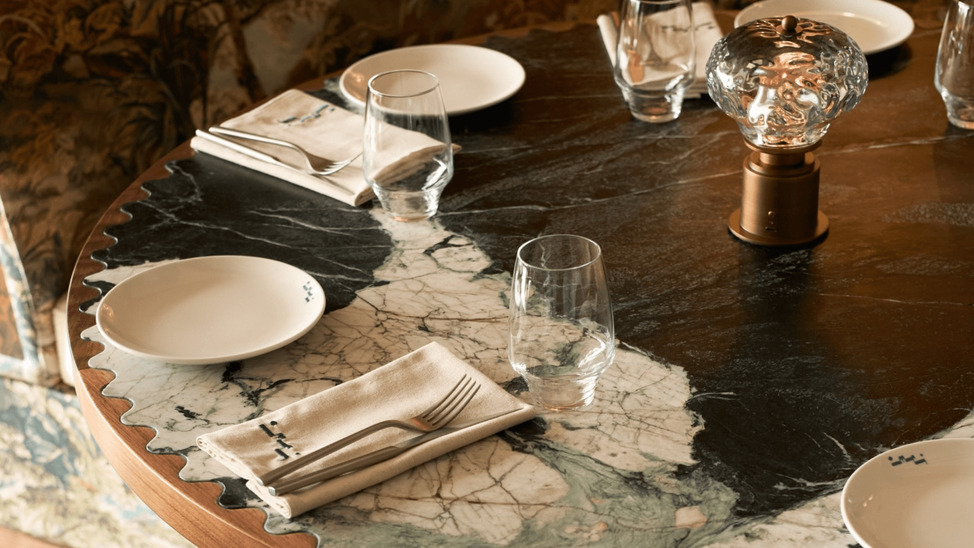 Table setting at Omri